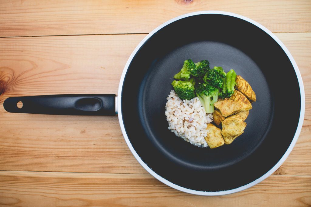 Skillet with broccoli, rice, and chicken | tips for shopping for pots and pans