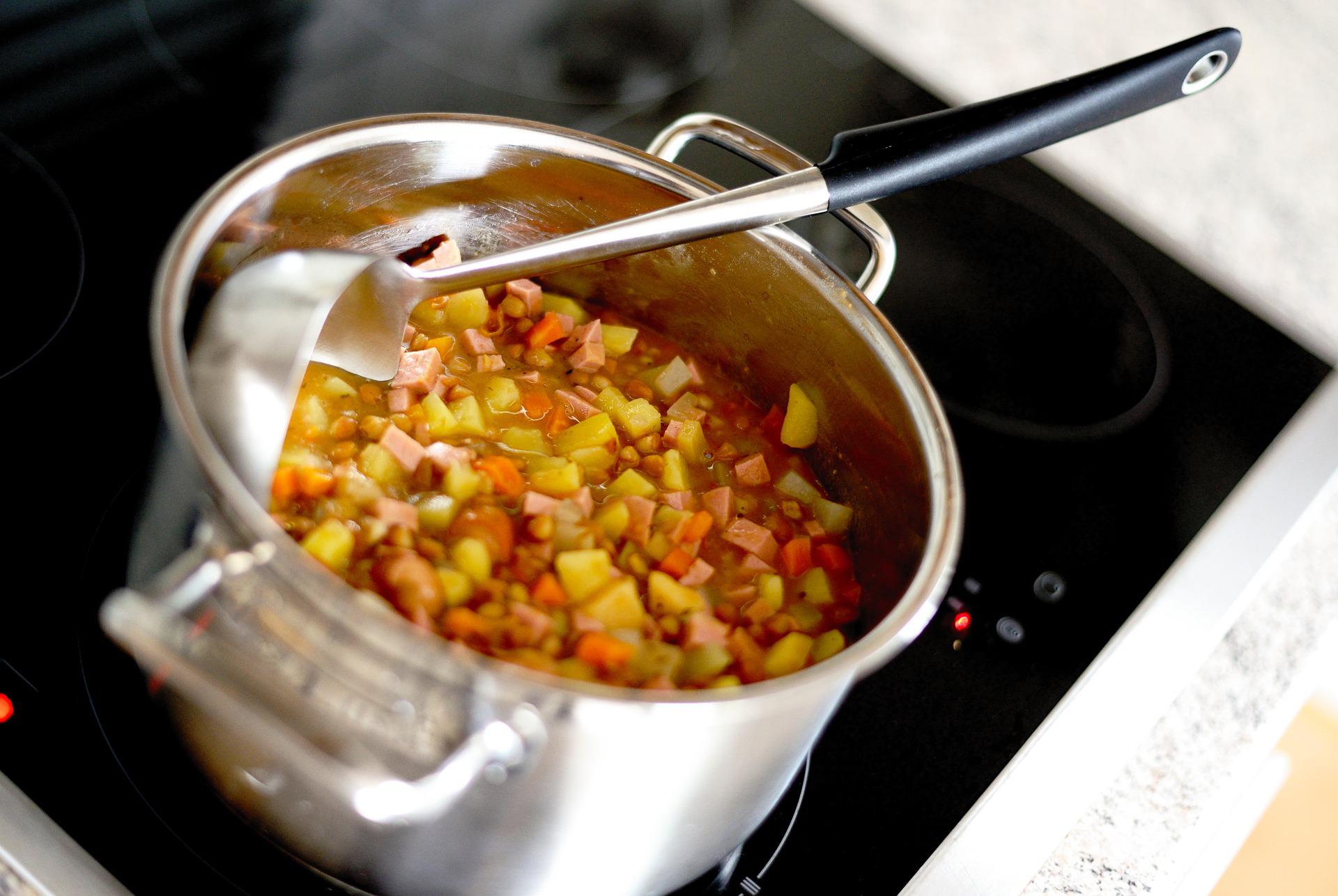 Soup in a stockpot with ladle | Tips for shopping for pots and pans